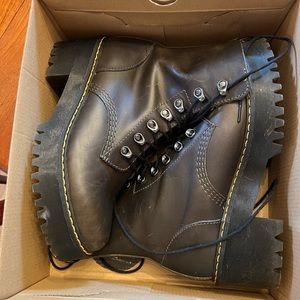 NEW!  LEONA WOMEN'S VINTAGE SMOOTH LEATHER HEELED BOOTS - SIZE 9!